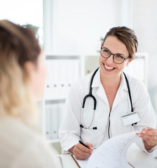 Gülümseyen bir doktor ve dijital görünürlük avantajını simgeleyen görsel