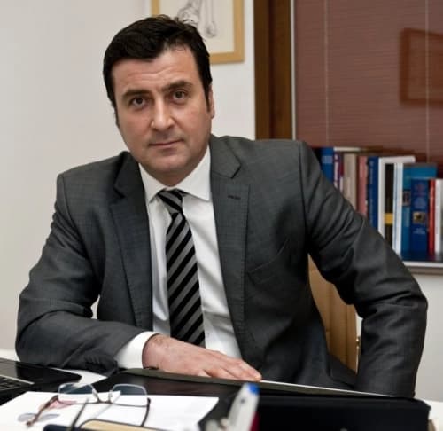 Prof. Dr. Alper Toker bünyesindeki uzman ve modern sağlık merkezi klinik binası görseli