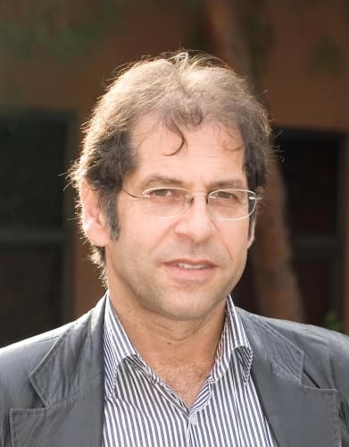 Prof. Dr. Mustafa Ertaş bünyesindeki uzman ve modern sağlık merkezi klinik binası görseli
