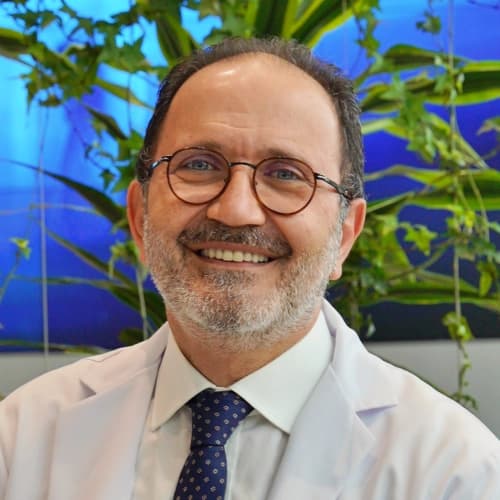 Prof. Dr. Mustafa Güden bünyesindeki uzman ve modern sağlık merkezi klinik binası görseli