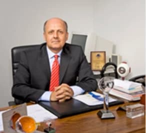 Prof. Dr. Şükrü Bayraktar bünyesindeki uzman ve modern sağlık merkezi klinik binası görseli