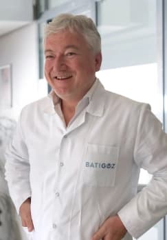 Prof. Dr. Tayfun Bavbek bünyesindeki uzman ve modern sağlık merkezi klinik binası görseli