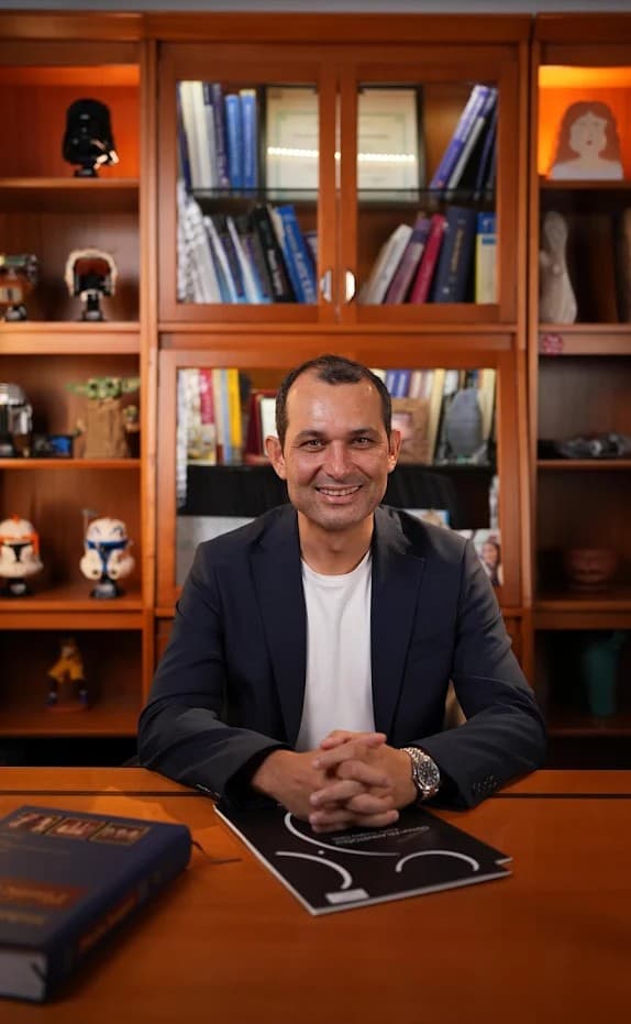 Prof. Dr. Osman Kelahmetoğlu bünyesindeki uzman doktor ve modern sağlık merkezi klinik binası görseli