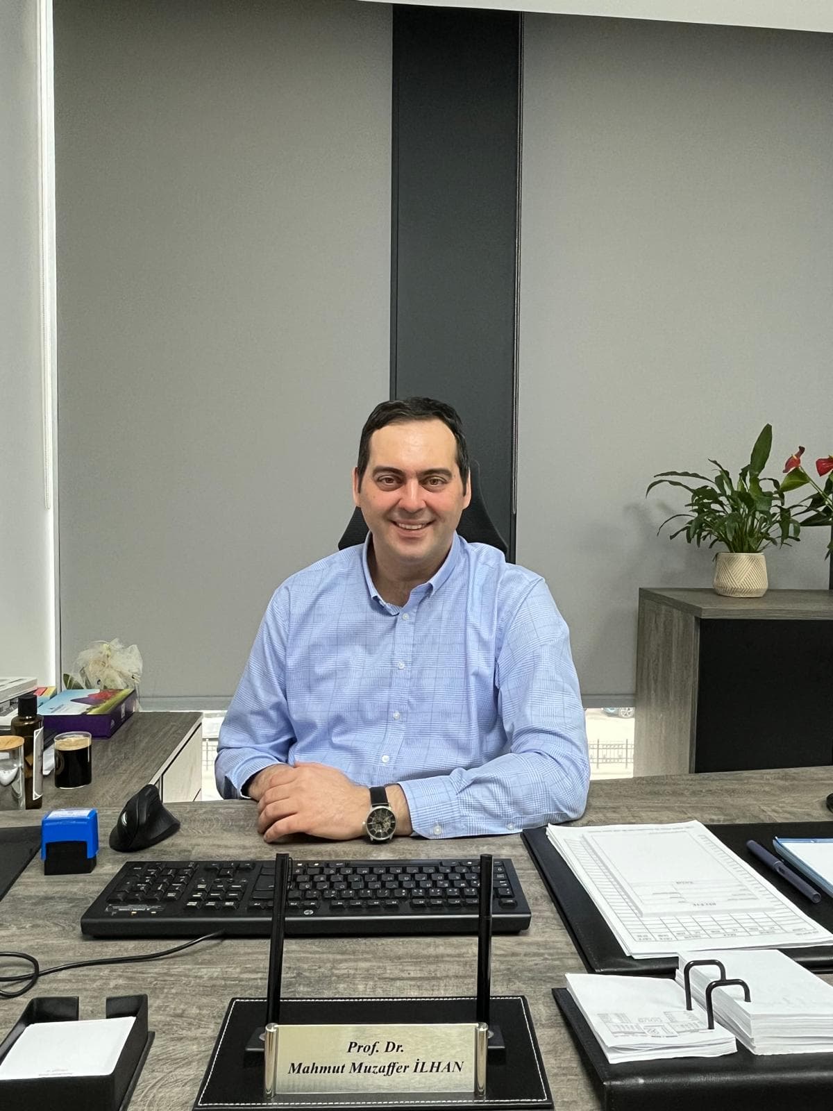 Prof. Dr. Mahmut Muzaffer İlhan bünyesindeki uzman doktor ve modern sağlık merkezi klinik binası görseli