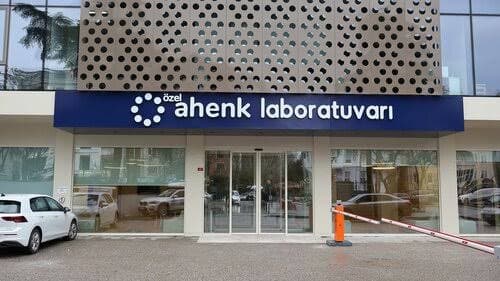 Ahenk Laboratuvarı bünyesindeki uzman doktor ve modern sağlık merkezi klinik binası görseli