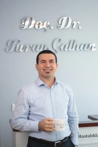 Doç. Dr. Turan ÇALHAN klinik detaylarını, uzman hekimlerini ve tedavi fiyatlarını inceleyin Doç. Dr. Turan ÇALHAN bünyesindeki uzman ve modern sağlık merkezi klinik binası görseli