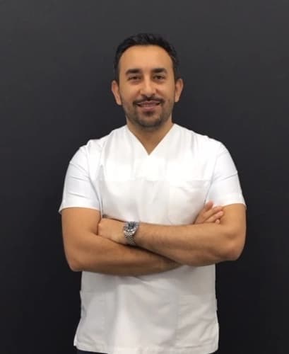 Dr. Dt. Orhan Öztoprak klinik detaylarını, uzman hekimlerini ve tedavi fiyatlarını inceleyin Dr. Dt. Orhan Öztoprak bünyesindeki uzman ve modern sağlık merkezi klinik binası görseli
