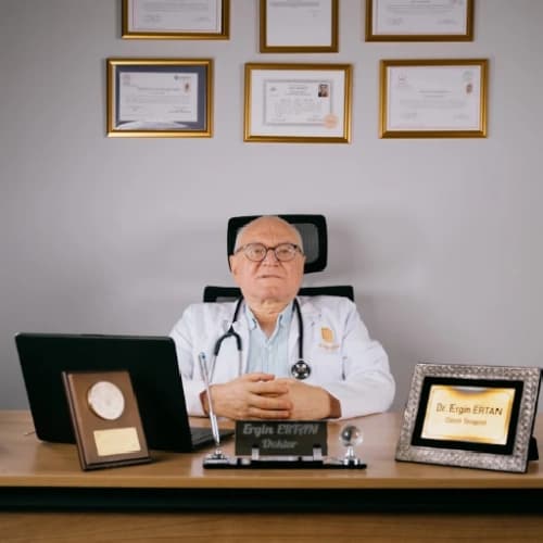 Dr. Ergin Ertan klinik detaylarını, uzman hekimlerini ve tedavi fiyatlarını inceleyin Dr. Ergin Ertan bünyesindeki uzman ve modern sağlık merkezi klinik binası görseli
