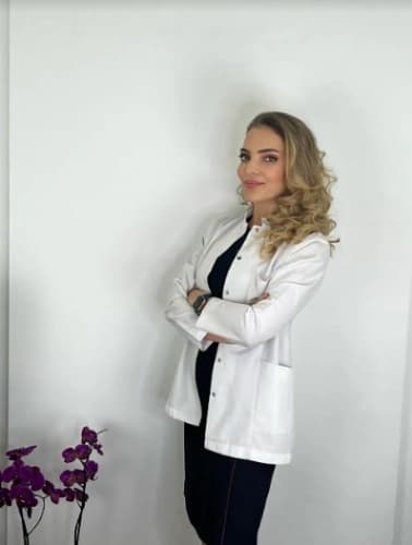 Dr. Selen Hacıömeroğlu klinik detaylarını, uzman hekimlerini ve tedavi fiyatlarını inceleyin Dr. Selen Hacıömeroğlu bünyesindeki uzman ve modern sağlık merkezi klinik binası görseli