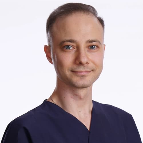 Prof. Dr. İlker Kahramanoğlu klinik detaylarını, uzman hekimlerini ve tedavi fiyatlarını inceleyin Prof. Dr. İlker Kahramanoğlu bünyesindeki uzman ve modern sağlık merkezi klinik binası görseli