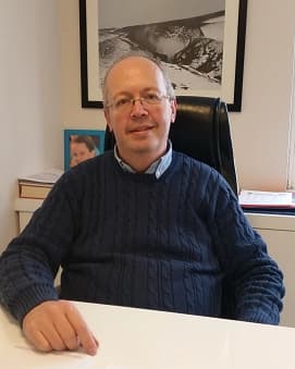 Prof. Dr. İzzet Fresko klinik detaylarını, uzman hekimlerini ve tedavi fiyatlarını inceleyin Prof. Dr. İzzet Fresko bünyesindeki uzman ve modern sağlık merkezi klinik binası görseli