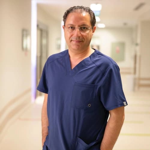 Prof. Dr. M. Murat Naki klinik detaylarını, uzman hekimlerini ve tedavi fiyatlarını inceleyin Prof. Dr. M. Murat Naki bünyesindeki uzman ve modern sağlık merkezi klinik binası görseli
