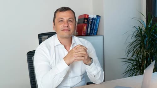 Prof. Dr. Murat Cantaşdemir klinik detaylarını, uzman hekimlerini ve tedavi fiyatlarını inceleyin Prof. Dr. Murat Cantaşdemir bünyesindeki uzman ve modern sağlık merkezi klinik binası görseli
