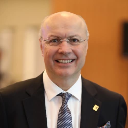 Prof. Dr. Serdar Turhal klinik detaylarını, uzman hekimlerini ve tedavi fiyatlarını inceleyin Prof. Dr. Serdar Turhal bünyesindeki uzman ve modern sağlık merkezi klinik binası görseli