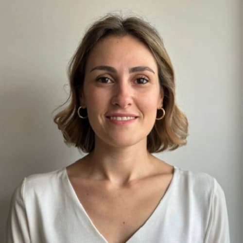 Uzm. Dr. Şeyda Çelik Göksoy klinik detaylarını, uzman hekimlerini ve tedavi fiyatlarını inceleyin Uzm. Dr. Şeyda Çelik Göksoy bünyesindeki uzman ve modern sağlık merkezi klinik binası görseli