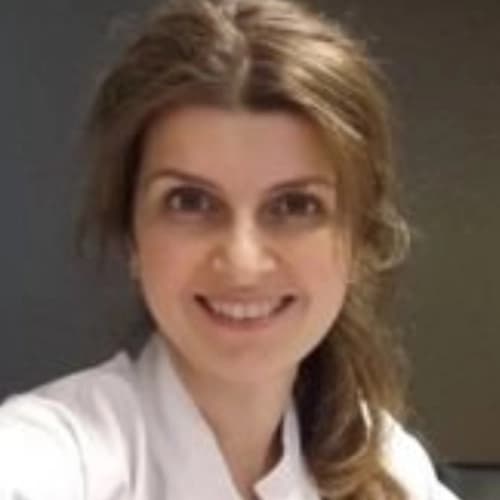 Uzm. Dr. Gökçen Alış klinik detaylarını, uzman hekimlerini ve tedavi fiyatlarını inceleyin Uzm. Dr. Gökçen Alış bünyesindeki uzman ve modern sağlık merkezi klinik binası görseli