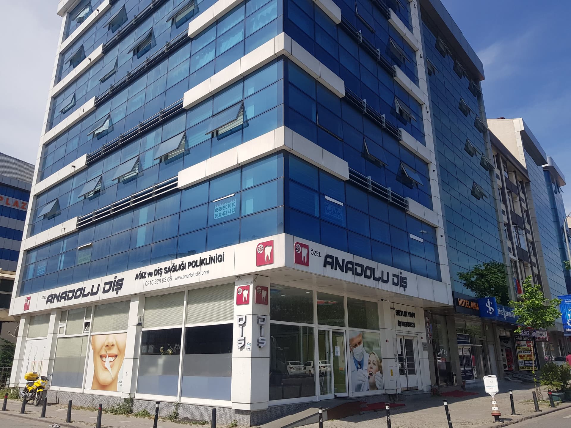 Anadolu Diş Kliniği klinik detaylarını, doktorlarını ve tedavi fiyatlarını inceleyin Anadolu Diş Kliniği bünyesindeki uzman doktor ve modern sağlık merkezi klinik binası görseli