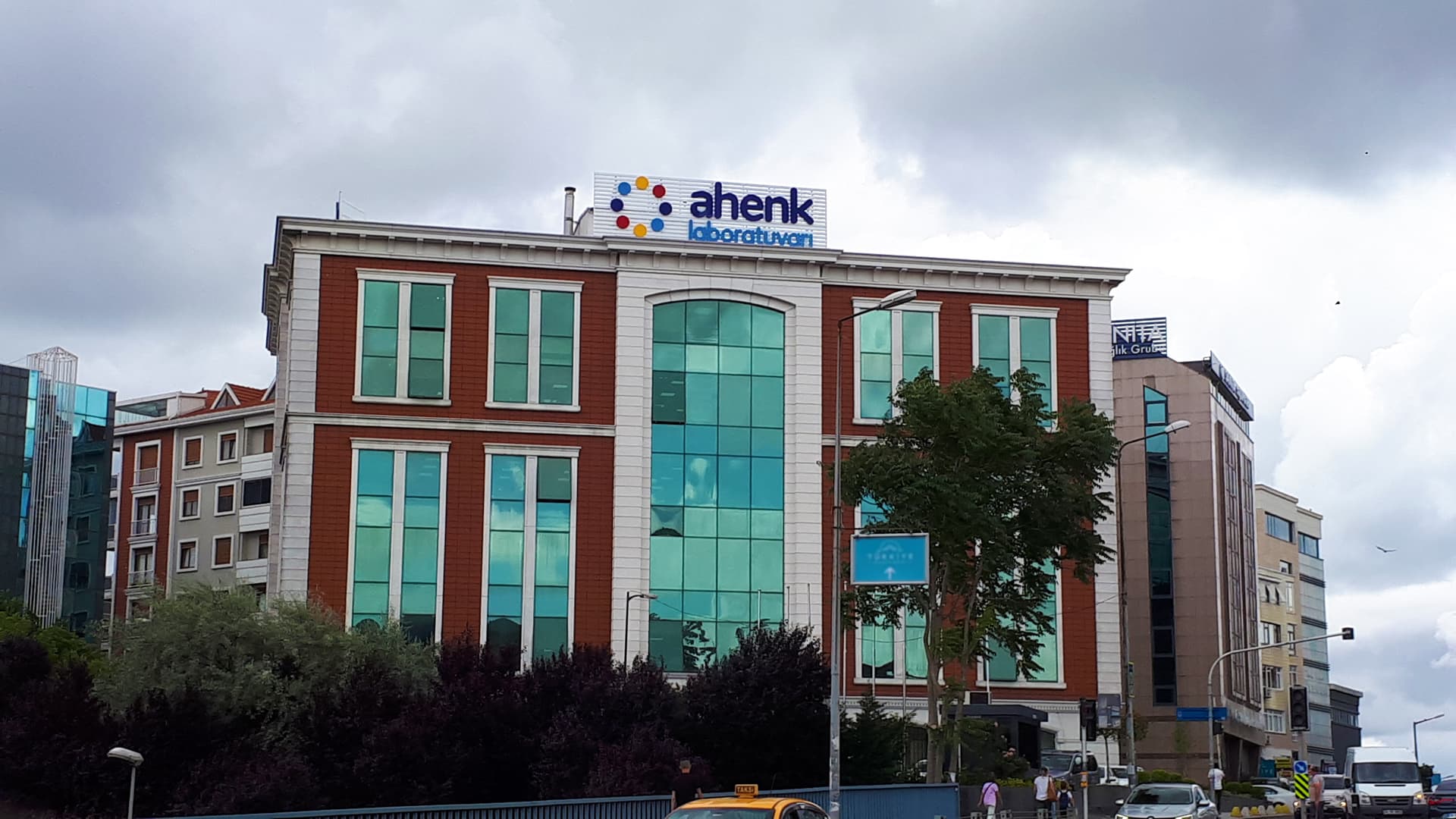 Ahenk Laboratuvarı klinik detaylarını, doktorlarını ve tedavi fiyatlarını inceleyin Ahenk Laboratuvarı bünyesindeki uzman doktor ve modern sağlık merkezi klinik binası görseli