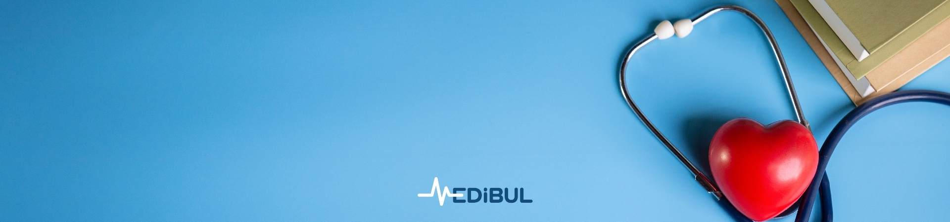 Medibul ile En Uygun Sağlık Hizmetini Bulun Stetoskop ve kalp figürlü sağlık merkezi arama motoru arka planı
